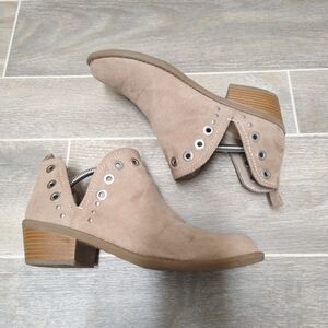 Tan Ankle Boots with Stacked Heel and Metal Accents